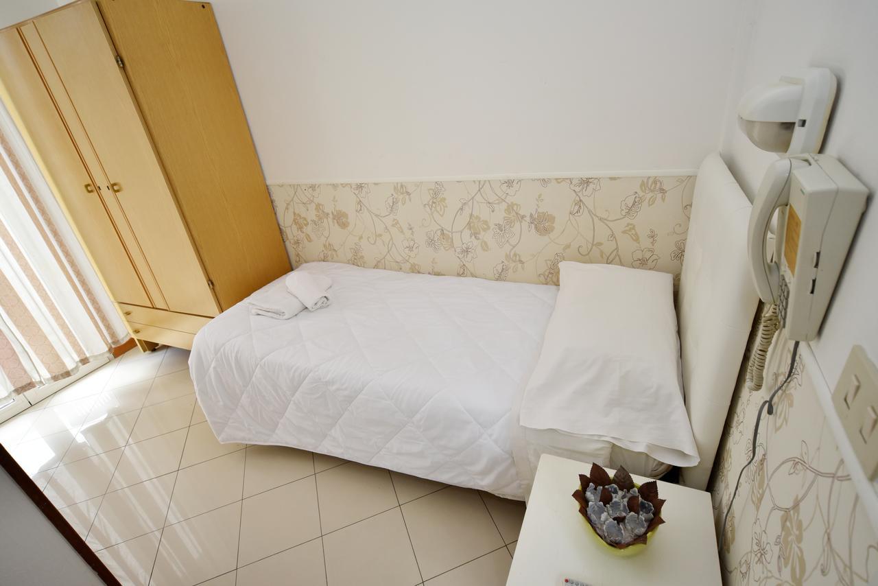 Hotel Marika Римини Экстерьер фото