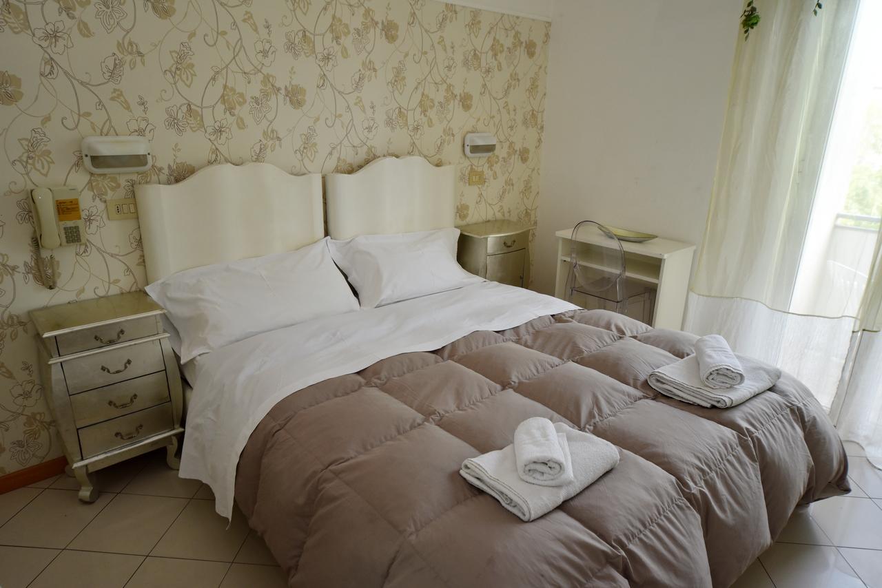 Hotel Marika Римини Экстерьер фото