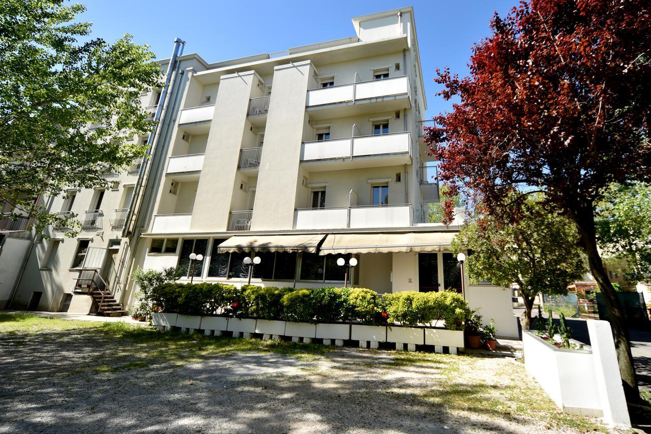 Hotel Marika Римини Экстерьер фото